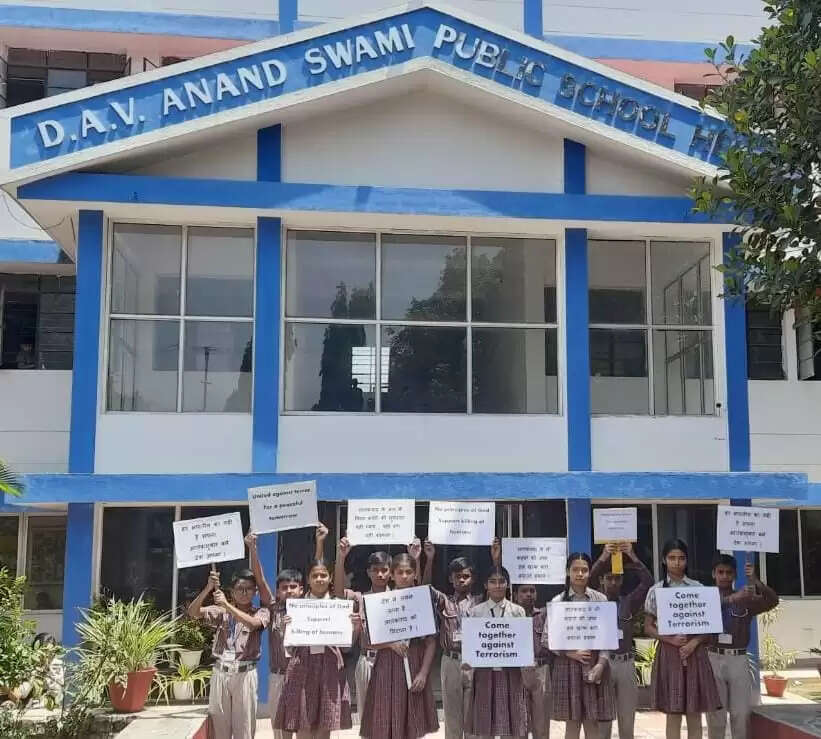 आतंक के खिलाफ बच्चों ने बनाई मानव श्रृंखला