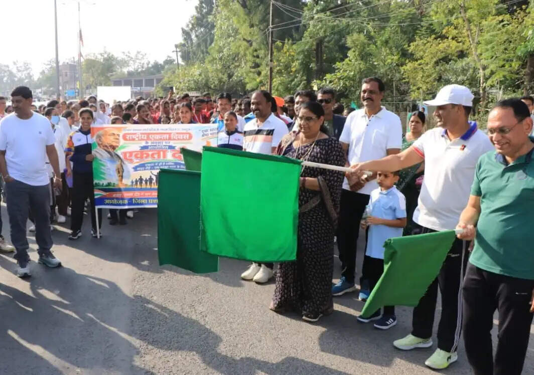 झाबुआ: राष्ट्रीय एकता दिवस पर आयोजित एकता दौड़ में कलेक्टर डॉ. भरसट ने भी लगाई दौड़