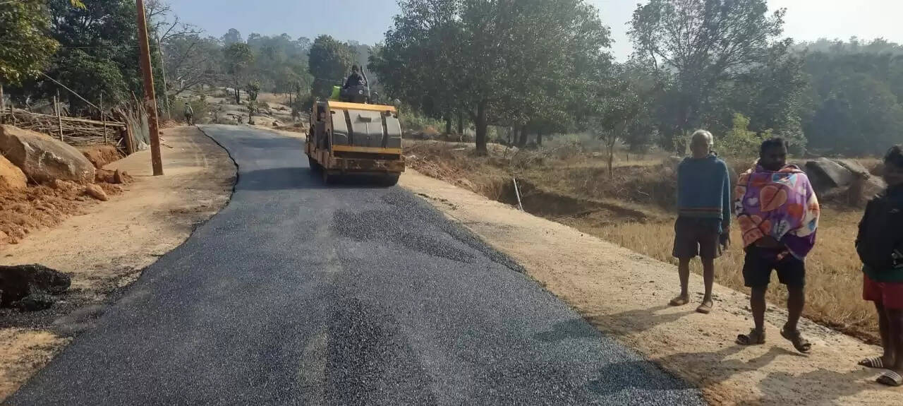 बलरामपुर : करोड़ों की लागत से बन रही सड़क पर उठे सवाल, प्रशासन ने दी सफाई