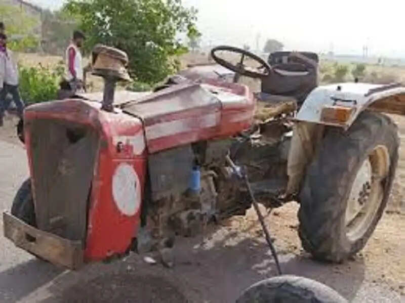 पन्ना में&nbsp;चलती ट्रैक्टर-ट्रॉली का पहिया निकलने&nbsp;से अनियंत्रित&nbsp;हाेकर&nbsp;पलटा, चार मजदूर गंभीर घायल