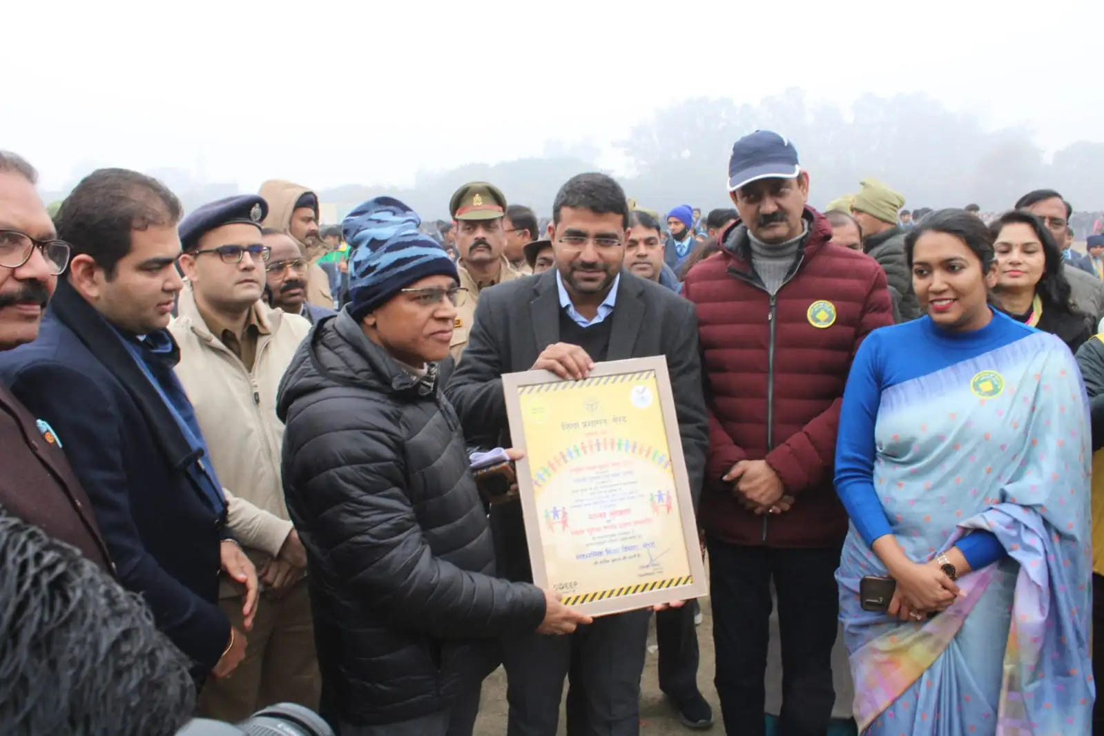 पराक्रम दिवस पर सड़क सुरक्षा को लेकर छात्रों ने बनाई मानव श्रृंखला