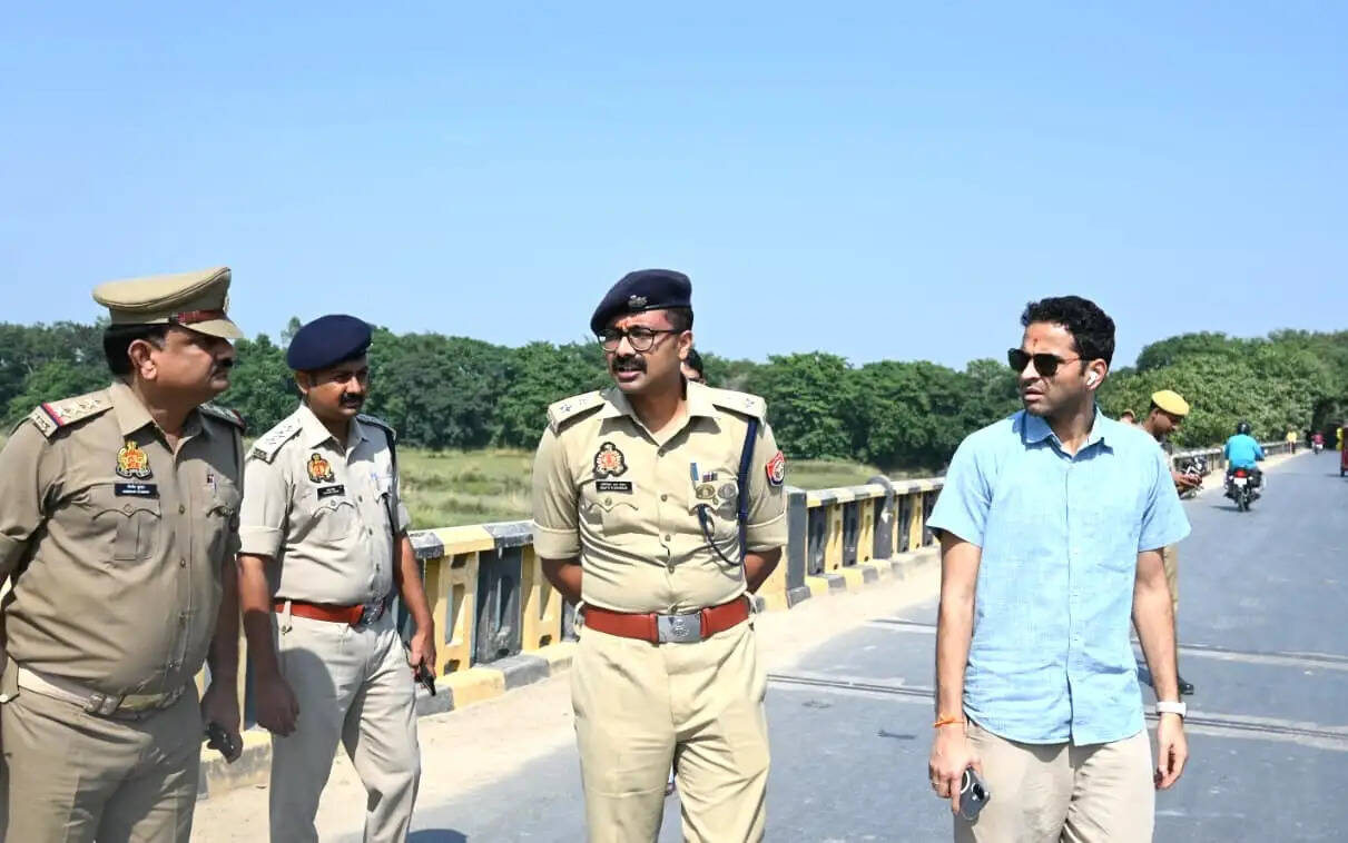 देवरिया : जिलाधिकारी और पुलिस अधीक्षक ने विसर्जन घाटों का किया निरीक्षण
