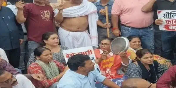 भोपाल में निगम की सीलिंग कार्रवाई के खिलाफ सड़कों पर उतरे व्यापारी, जमकर की नारेबाजी, पुलिस से हुई धक्का-मुक्की