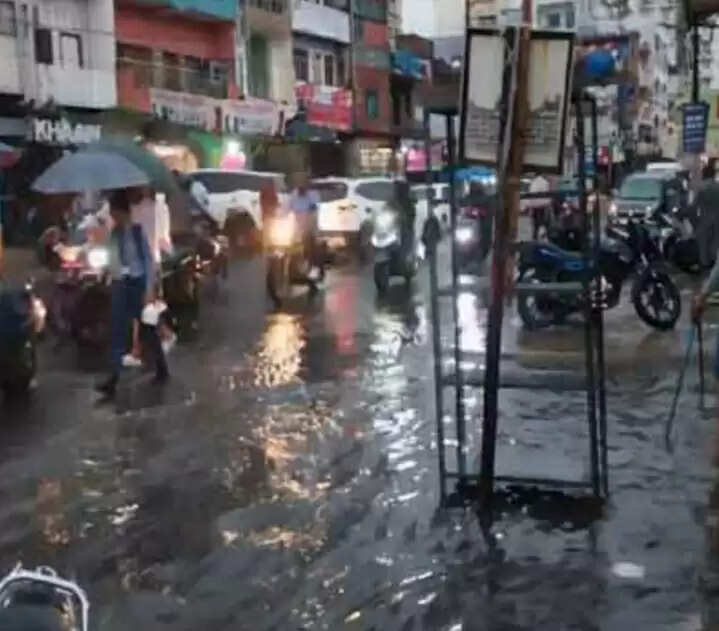 रांची में बारिश से सड़कें डूबीं, लोग परेशान