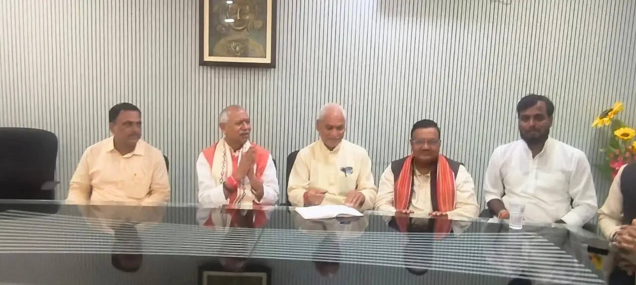सांसद जनार्दन सिंह सिग्रीवाल के नेतृत्व में 6 नवंबर राज्यपाल के आगमन की तैयारी पर की गयी बैठक