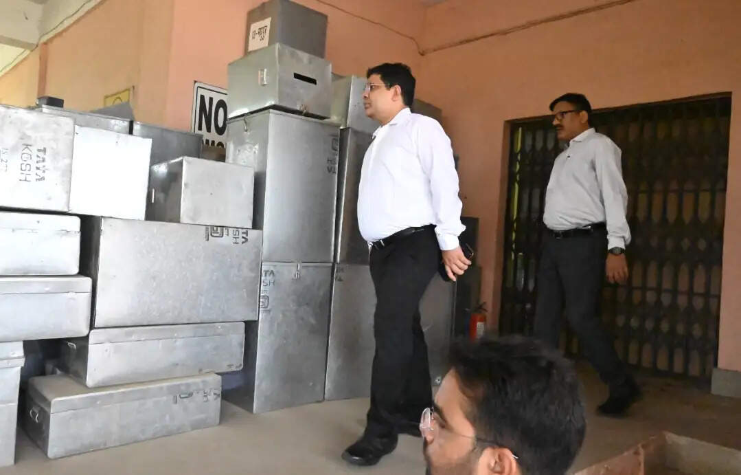 उपायुक्त ने कल्याणपुर वेयर हाउस का किया निरीक्षण