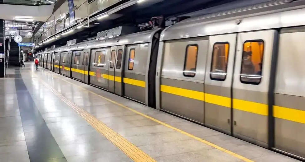 दिल्ली के 57 मेट्रो स्टेशन पर आज रात नौ बजे से पाबंदी की तैयारी, पुलिस ने डीएमआरसी को भेजा पत्र
