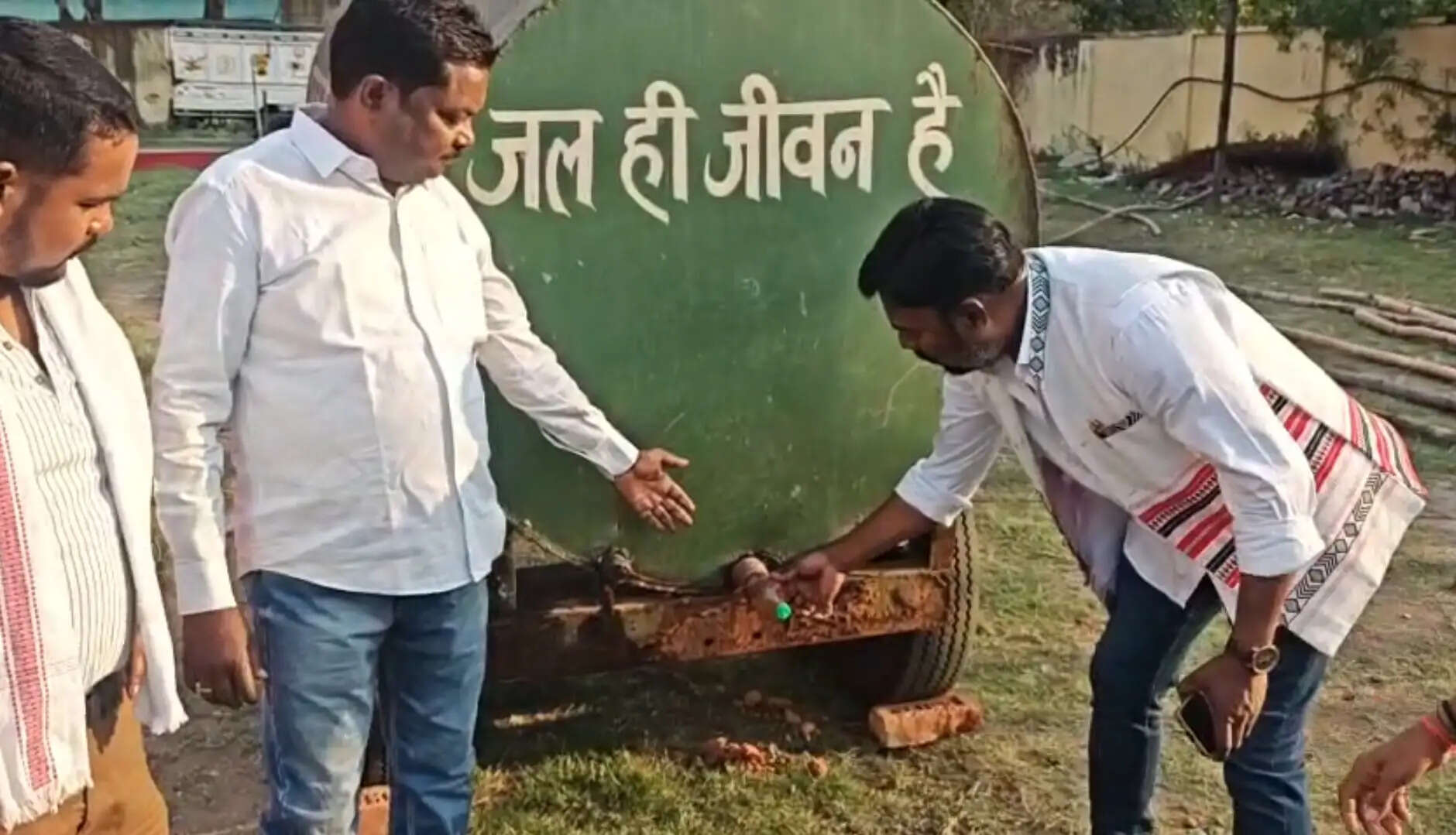 सरहुल मिलन समाराेह में शरबत बनाने वाले पानी में मिला गंदगी