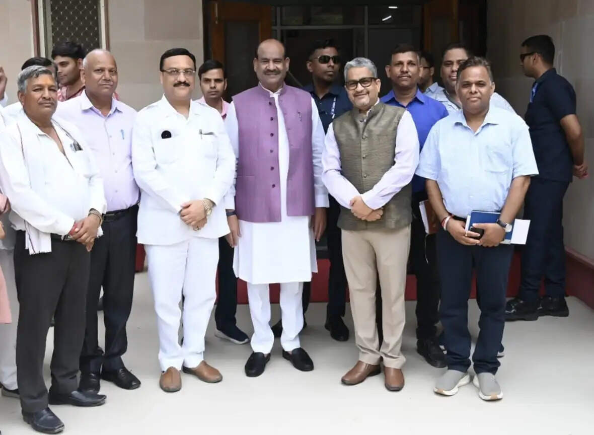 लोकसभा अध्यक्ष का मथुरा में हुआ भव्य स्वागत, जनप्रतिनिधियों से की मुलाकात
