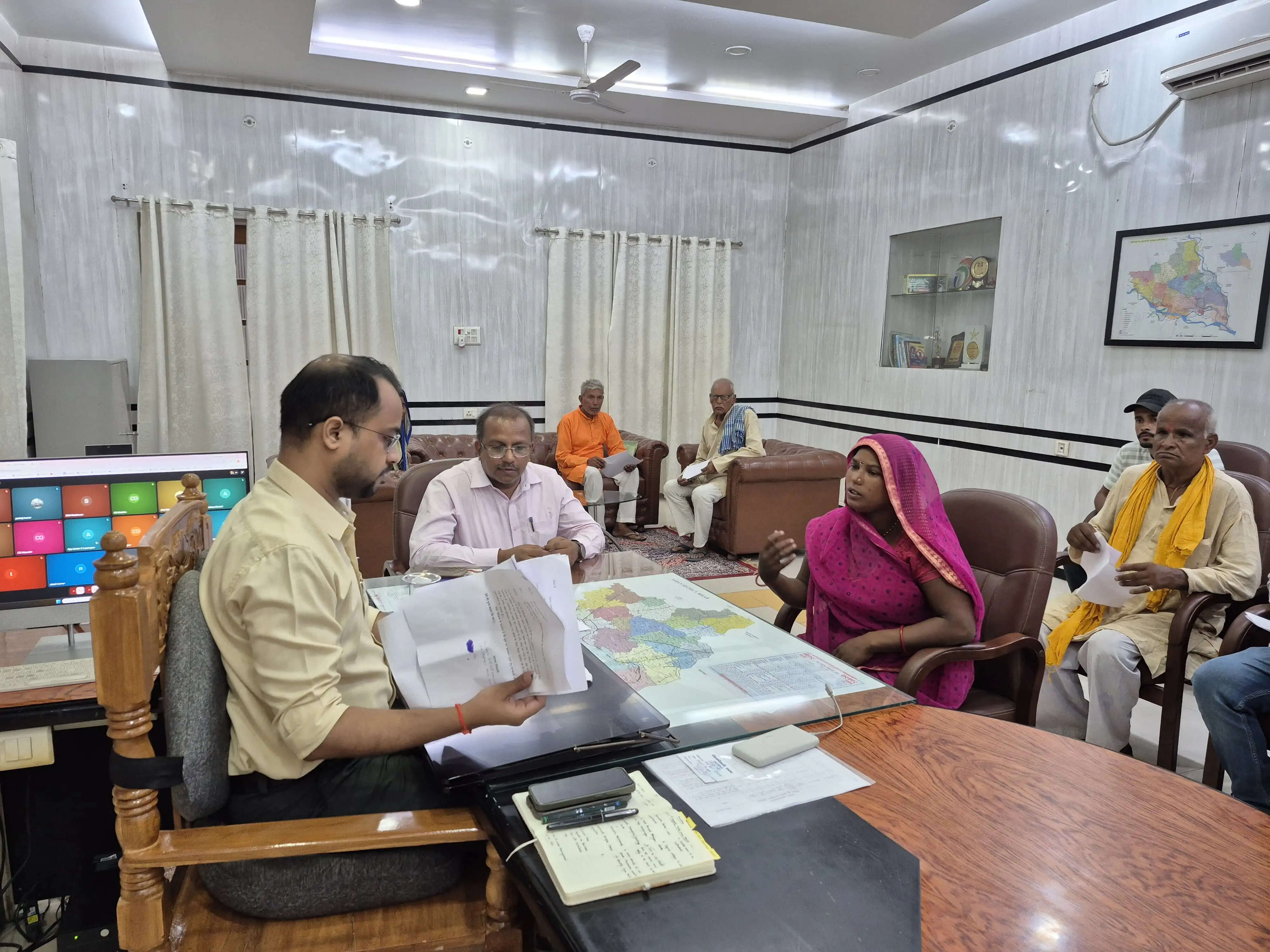 जनता दरबार में आए 85 आवेदनों का जिलाधिकारी ने कार्रवाई का दिया निर्देश