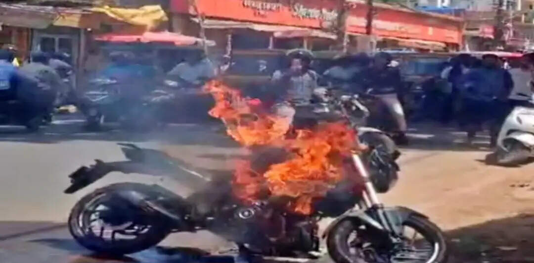 डिस्टलरी पुल के पास खड़ी बाइक में लगी आग, युवक बाल-बाल बचा
