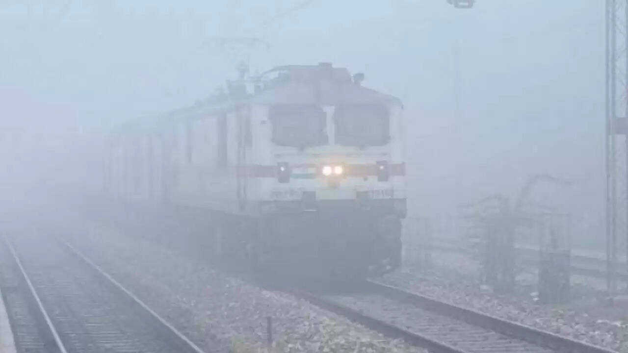 कोहरे ने धीमी कर दी ट्रेनों की रफ्तार, वंदेभारत, दून एवं गुवाहटी एक्सप्रेस घंटों लेट