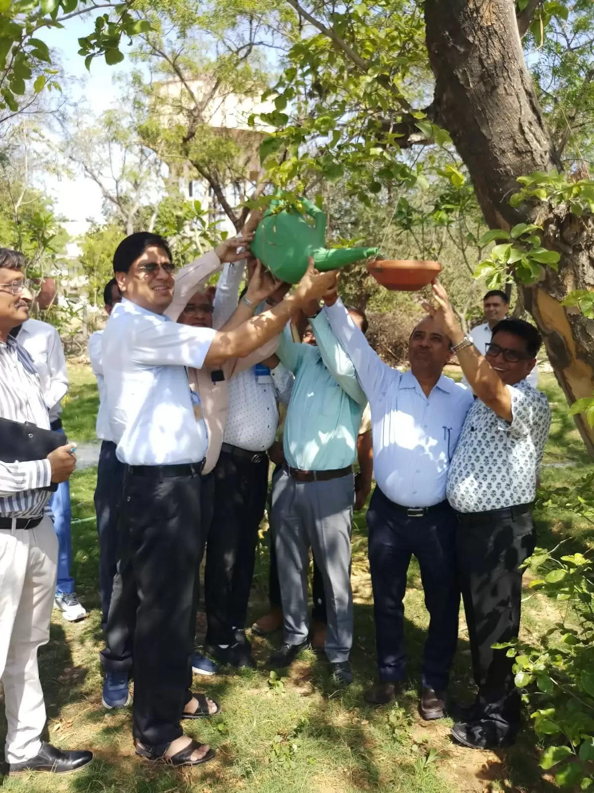 पक्षियों के लिए परिंडे व चुग्गा पात्र स्वेच्छा से लगवाकर पुण्य के भागीदार बनें