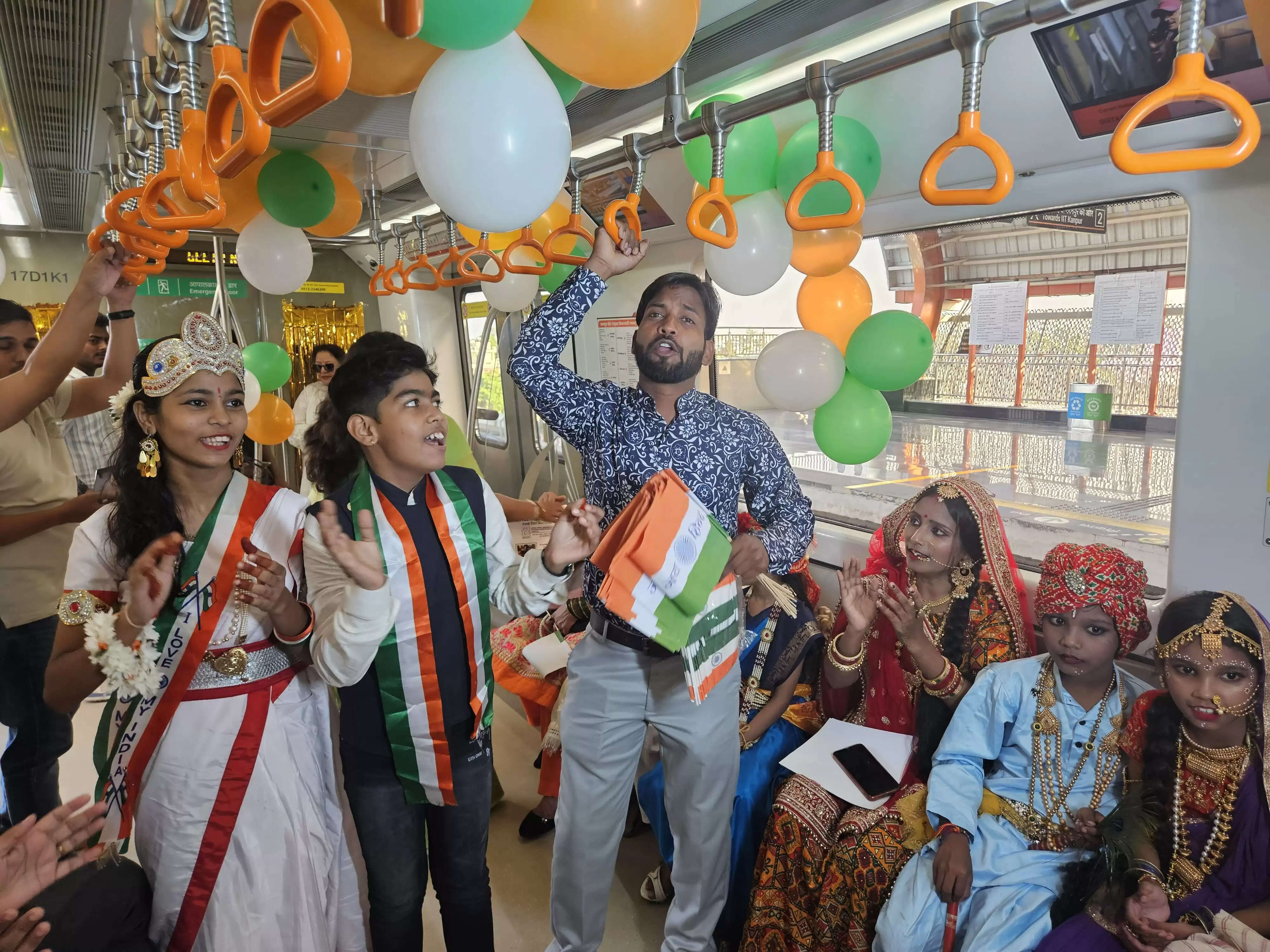 स्वतंत्रता सेनानियों और राधा-कृष्ण की वेशभूषा में बच्चों ने मेट्रो जॉयराइड का लिया आनंद