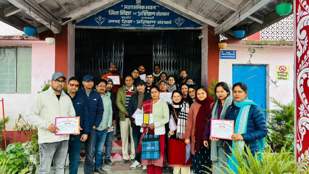 डायट बड़कोट में हस्तशिल्प प्रशिक्षण, शिक्षकों ने सीखा हुनर