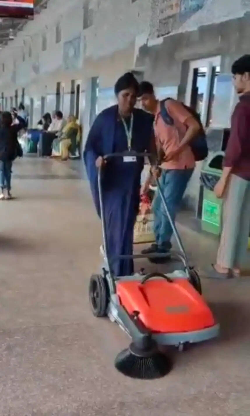छपरा जंक्शन पर आधुनिक मशीनों और सफाई मित्र के दम पर स्टेशन की सफाई व्यवस्था