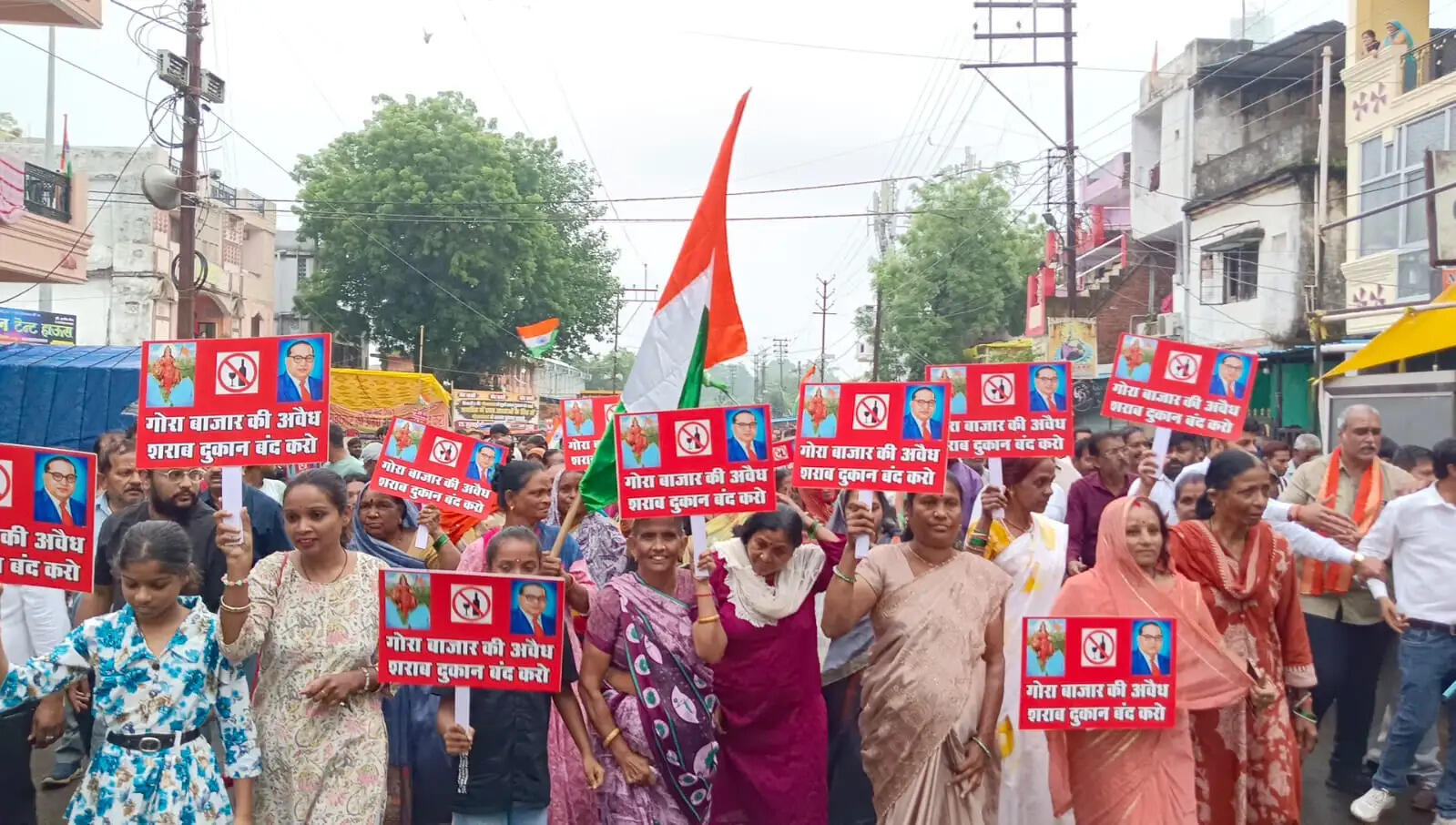 जबलपुर : शराब की दुकान को लेकर महिलाओं का जोरदार प्रदर्शन