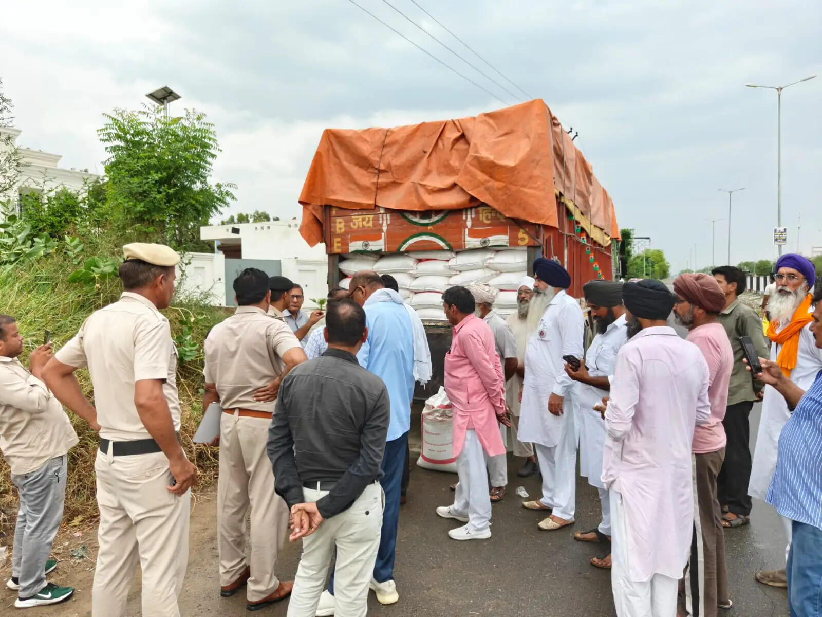 सिरसा: किसानाें ने फैक्ट्रियों में सप्लाई होता यूरिया पकड़ा