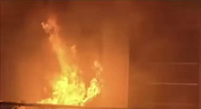 तीन मंजिला चप्पल–जूते के गोदाम में भीषण आग