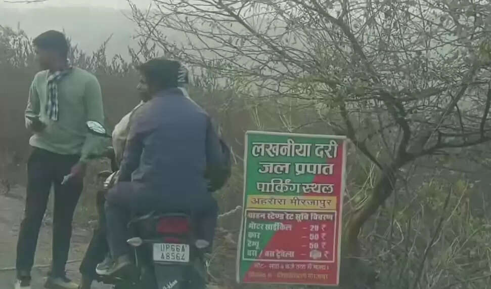 लिखनियां दरी जाने से पहले सड़क पर रस्सी लगाकर वसूली, वायरल वीडियो ने खोली व्यवस्था की पोल