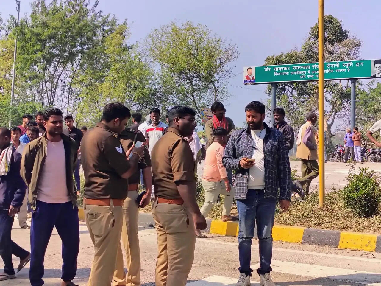 मिनी ट्रक पलटने से पत्नी की मौत, पति घायल