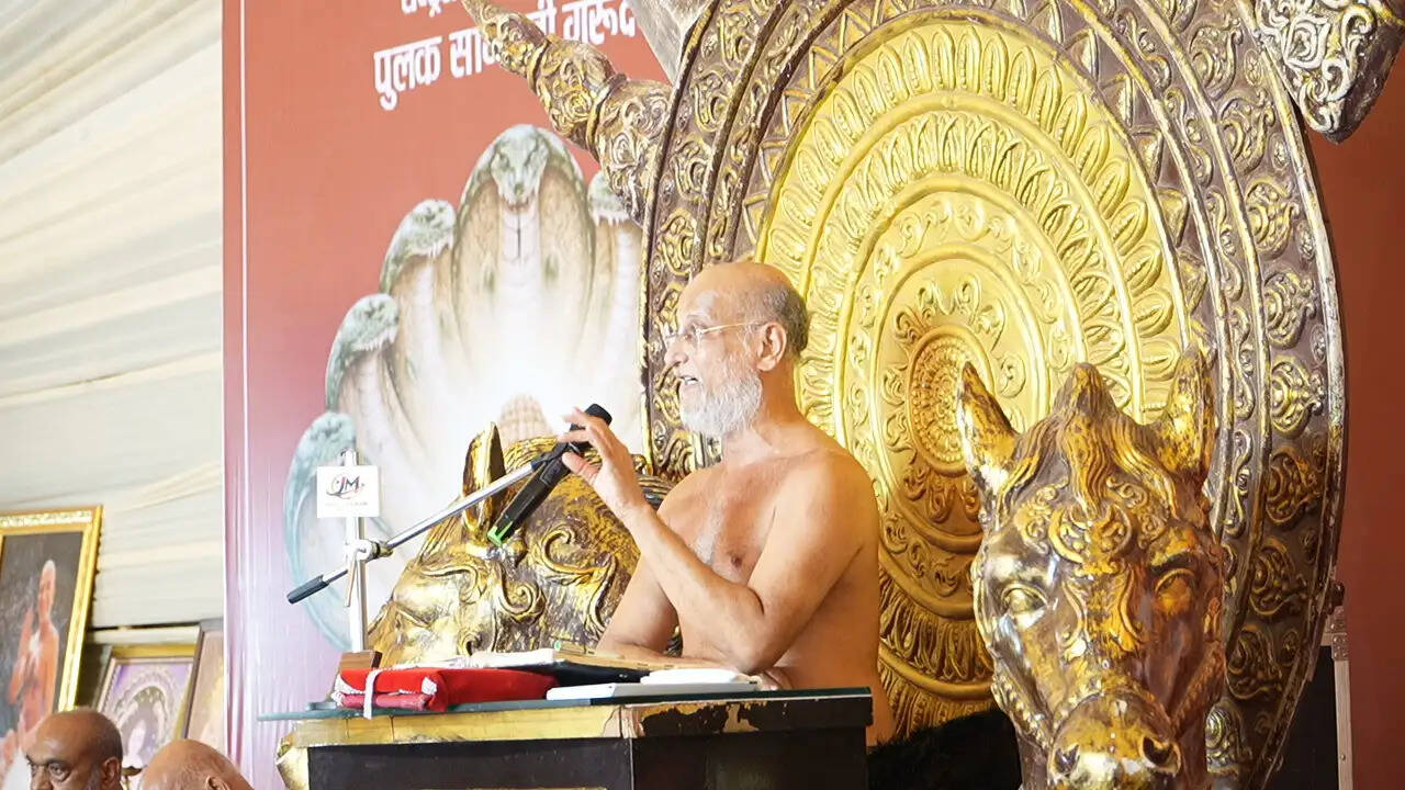 घर को स्वर्ग बनाइए, बाप की कड़वी दवा ही जीवन की सीढ़ी - आचार्य पुलक सागर