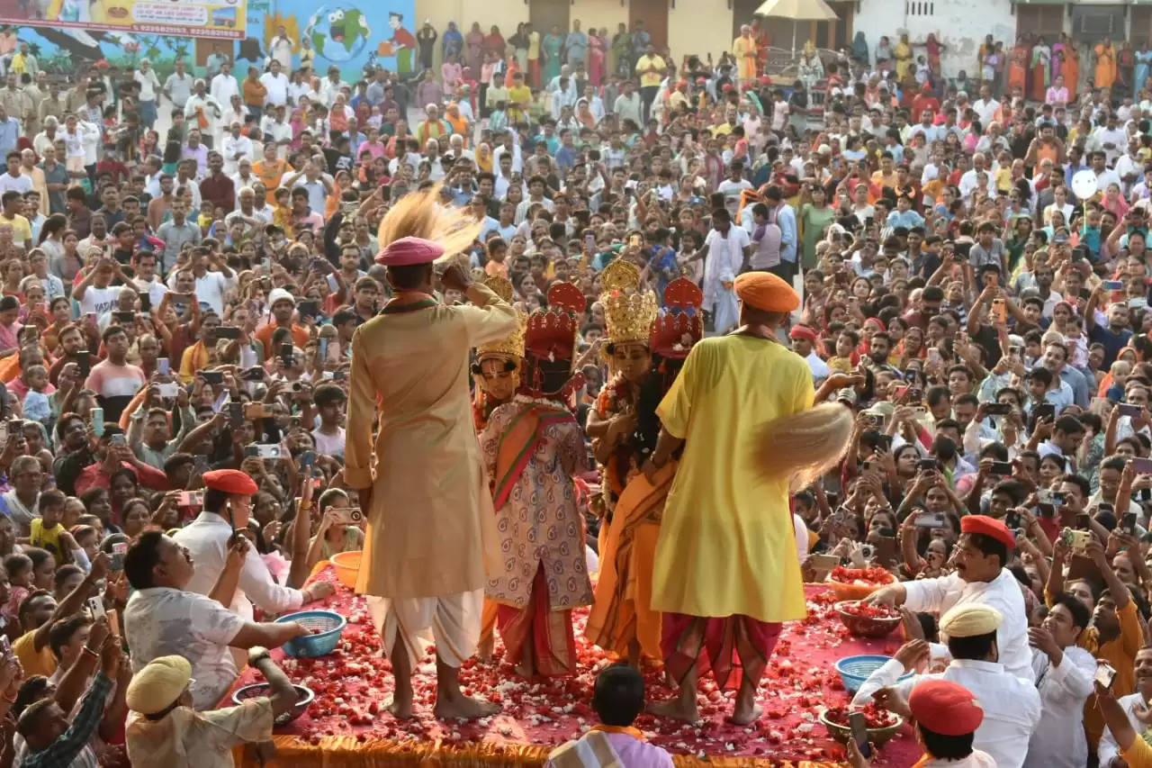 मौनी बाबा के रामलीला में चारों भाइयों के मिलन को देख श्रद्धालु आह्लादित