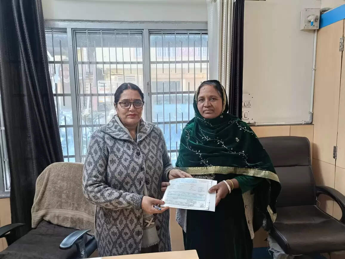 सौलीखड्ड सहकारी बैंक शाखा ने सौंपा दो लाख रूपए का बीमा क्लेम