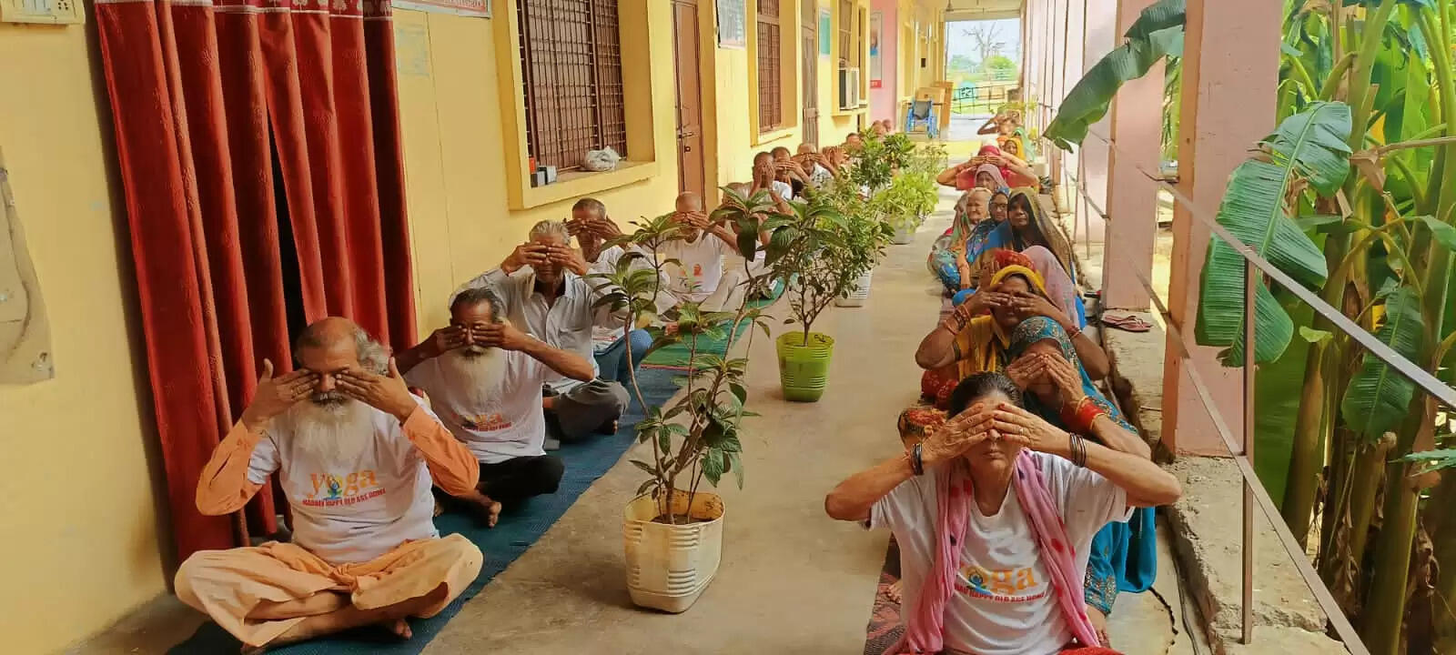 वृद्धाश्रम में बुजुर्ग महिलाओं व पुरुषों को योग से निरोग रहने की दी गई जानकारियां