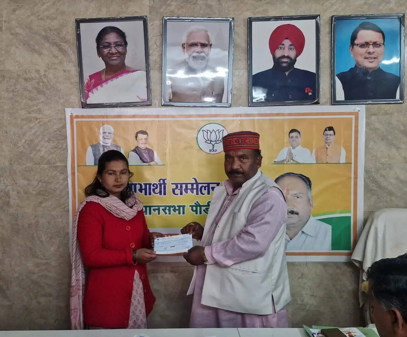 लाभार्थी सम्मेलन में दी आर्थिक सहायता