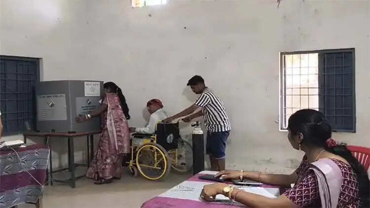 बालोद : ऑक्सीजन सपोर्ट पर पोलिंग बूथ पहुंचे बुजुर्ग, डाला वोट