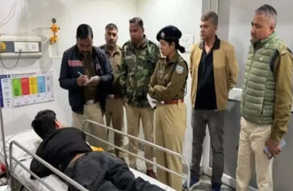 चाकूबाजी मामले में एक हिरासत में