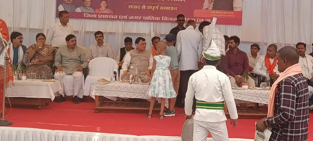 सुशासन तिहार कैंप में बुजुर्ग दादा की गुहार, “नाती-नातिन को मिल जाए निशुल्क शिक्षा”