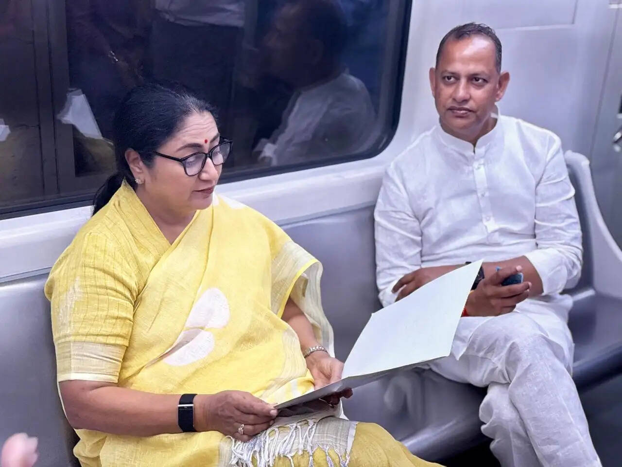 सीएम रेखा समेत मंत्रियों ने मेट्रो व बस से सफर करके दिया ईंधन बचत का संदेश