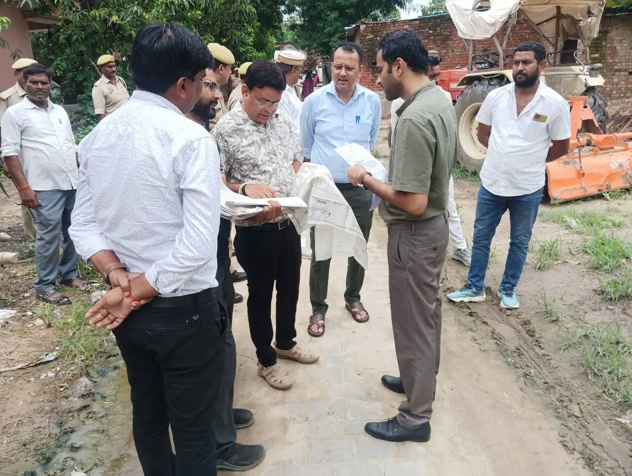 जिलाधिकारी रास्ते और सरकारी जमीन पर कब्जे की शिकायतों की जांच करने पर पहुंचे गांव, दिए निर्देश