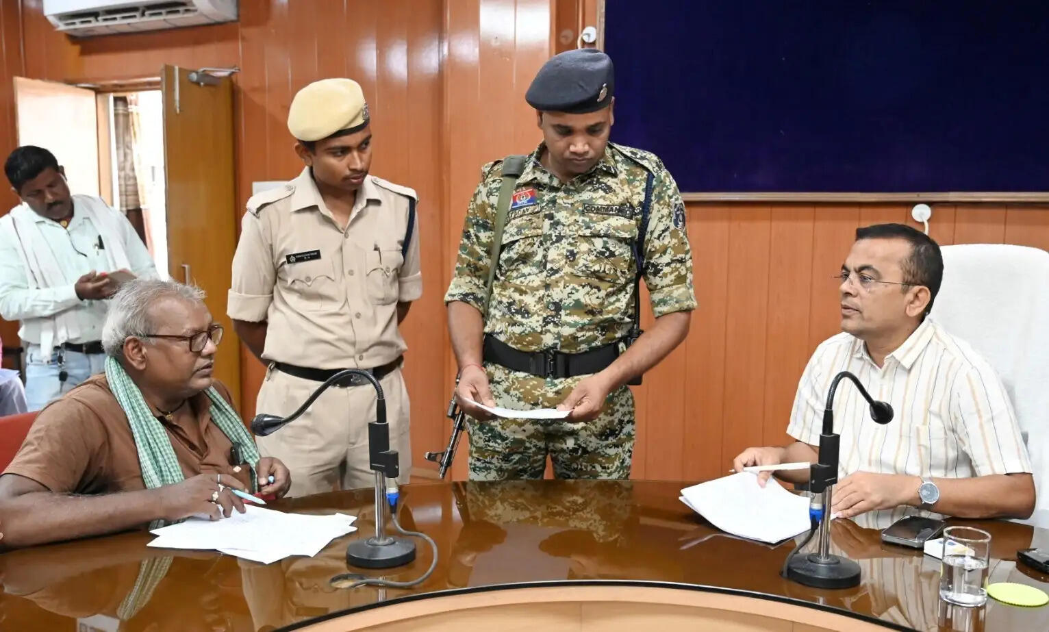 जांजगीर-चांपा जनदर्शन: 116 आवेदनों पर कलेक्टर सख्त, समस्याओं के त्वरित निराकरण के दिए निर्देश