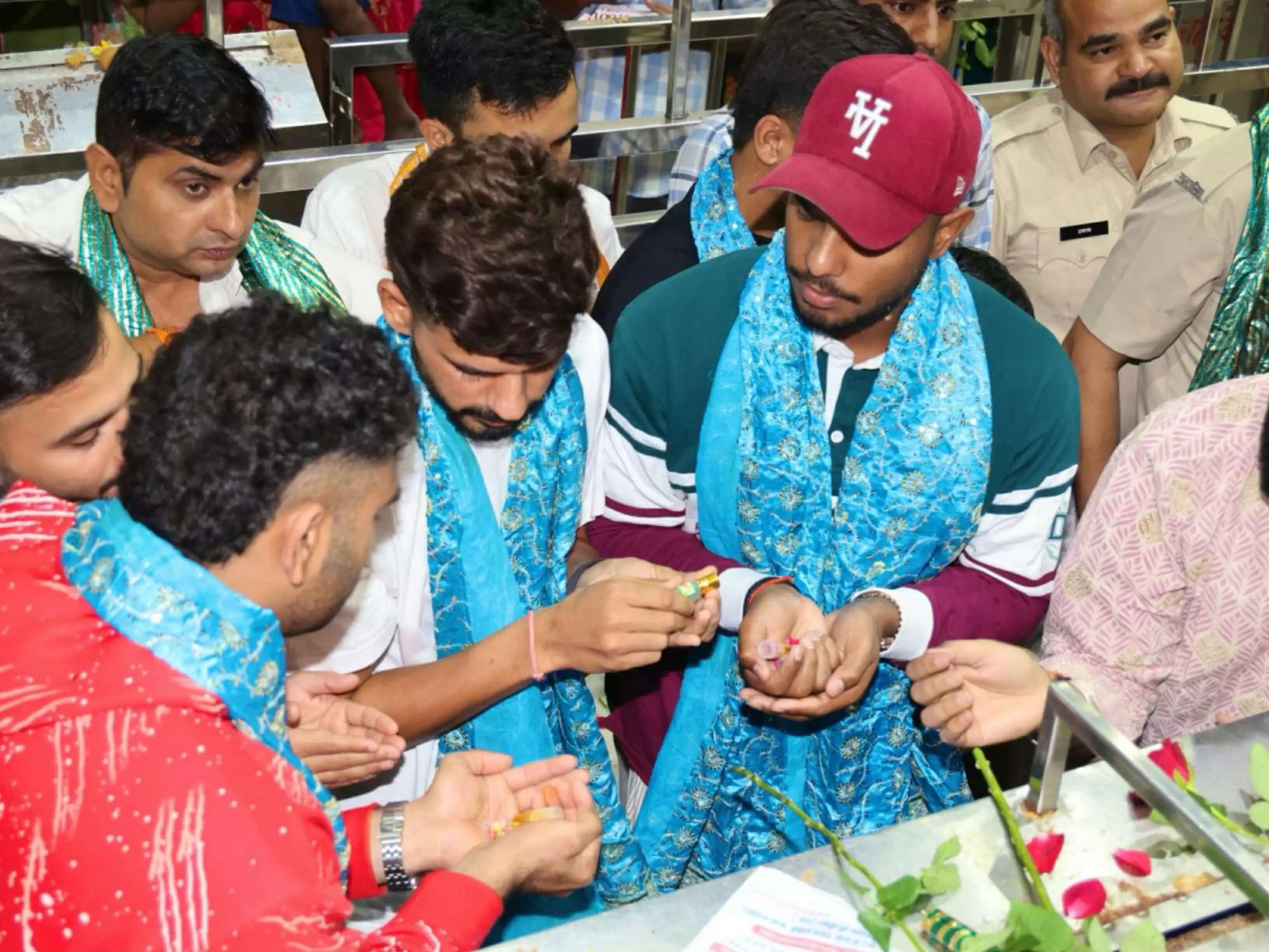 मैच से पहले खाटू श्याम के शरण में पहुंचे आरसीबी के खिलाड़ी, लिया आशीर्वाद