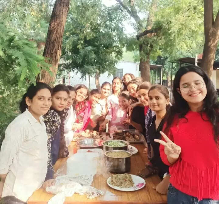 झांसी : मुख्यमंत्री खाद्य प्रसंस्करण ग्राम स्वरोजगार योजना के तहत अभ्यर्थी ले रहे पाक कला प्रशिक्षण, हाेंगे आत्मनिर्भर