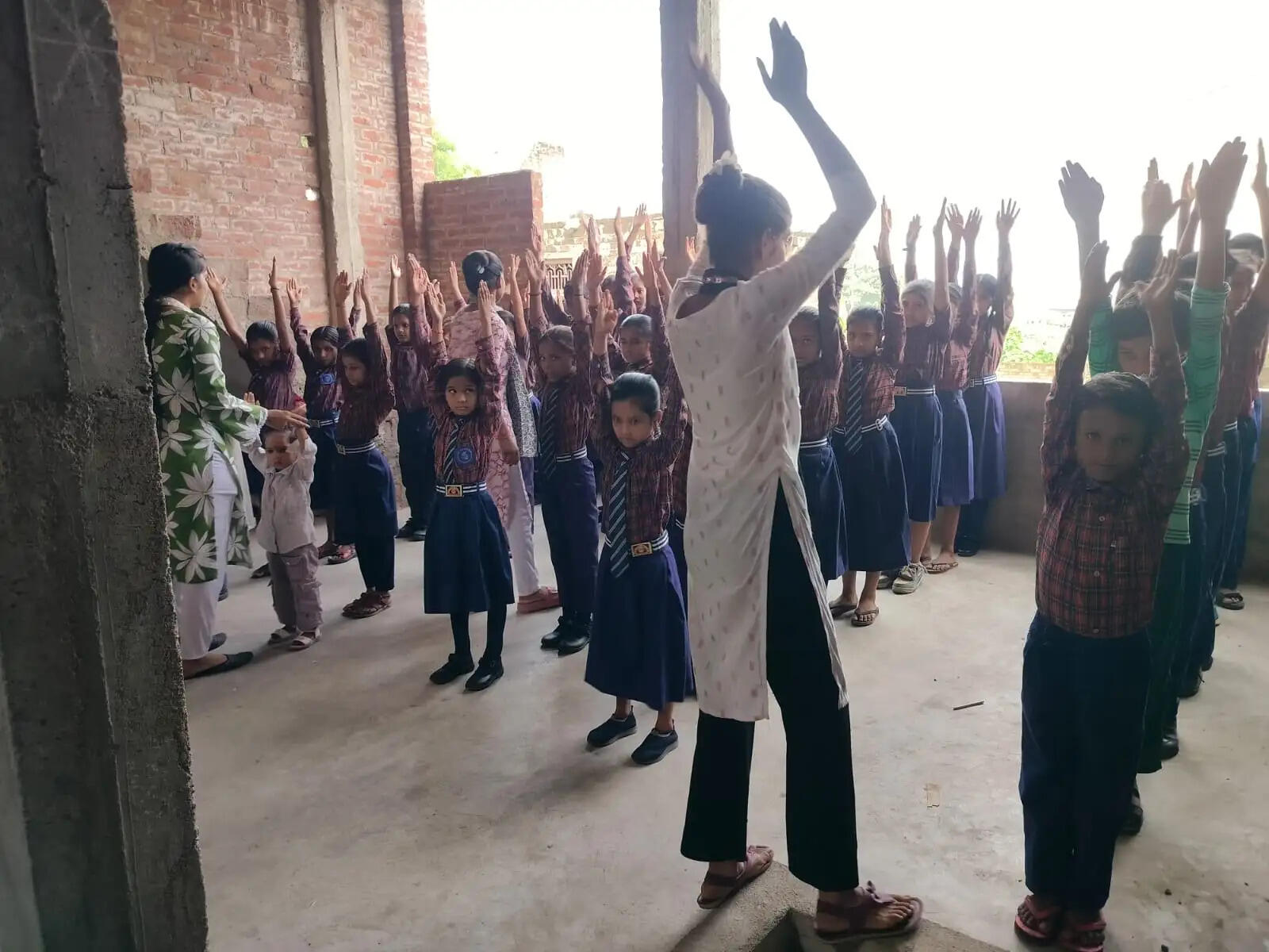 औरैया : योग से निरोग रहने का दिया संदेश, छात्रों ने किया सामूहिक अभ्यास