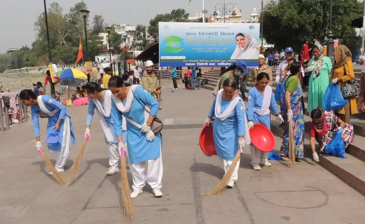 संत निरंकारी चैरिटेबल फाउंडेशन ने मानव शृंखला बनाकर दिया पर्यावरण स्वच्छता का संदेश