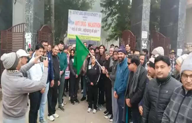 नारनौल में एंटी-ड्रग वॉकथॉन आयोजित, नशे के खिलाफ ली शपथ