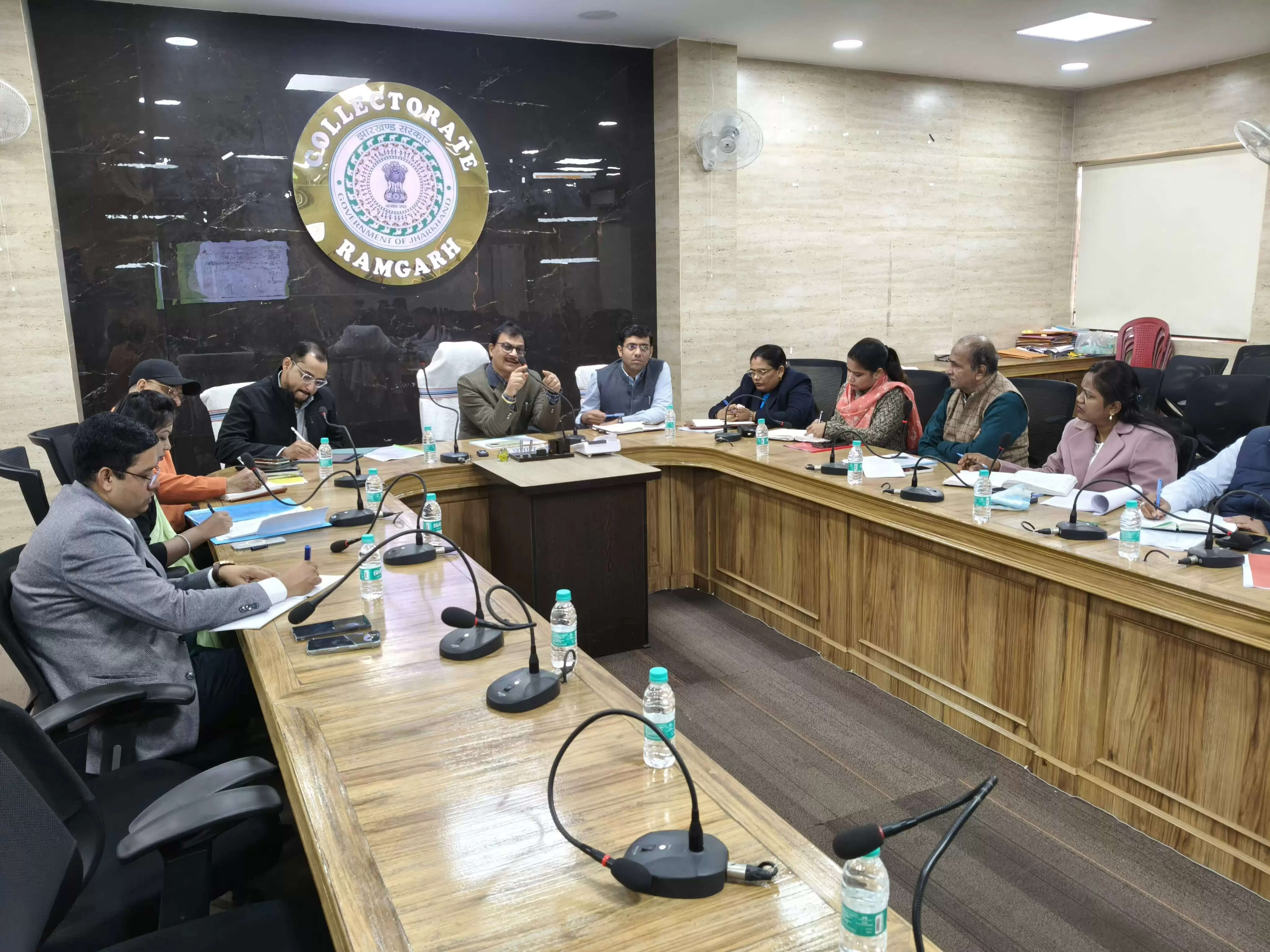 भू-राजस्व एवं भूमि सुधार का कार्य पारदर्शी तरीके से करें अधिकारी: आयुक्त