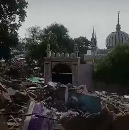 अहमदाबाद के चंडोला तालाब में 20 अवैध धार्मिक स्थलों पर चला बुलडोजर