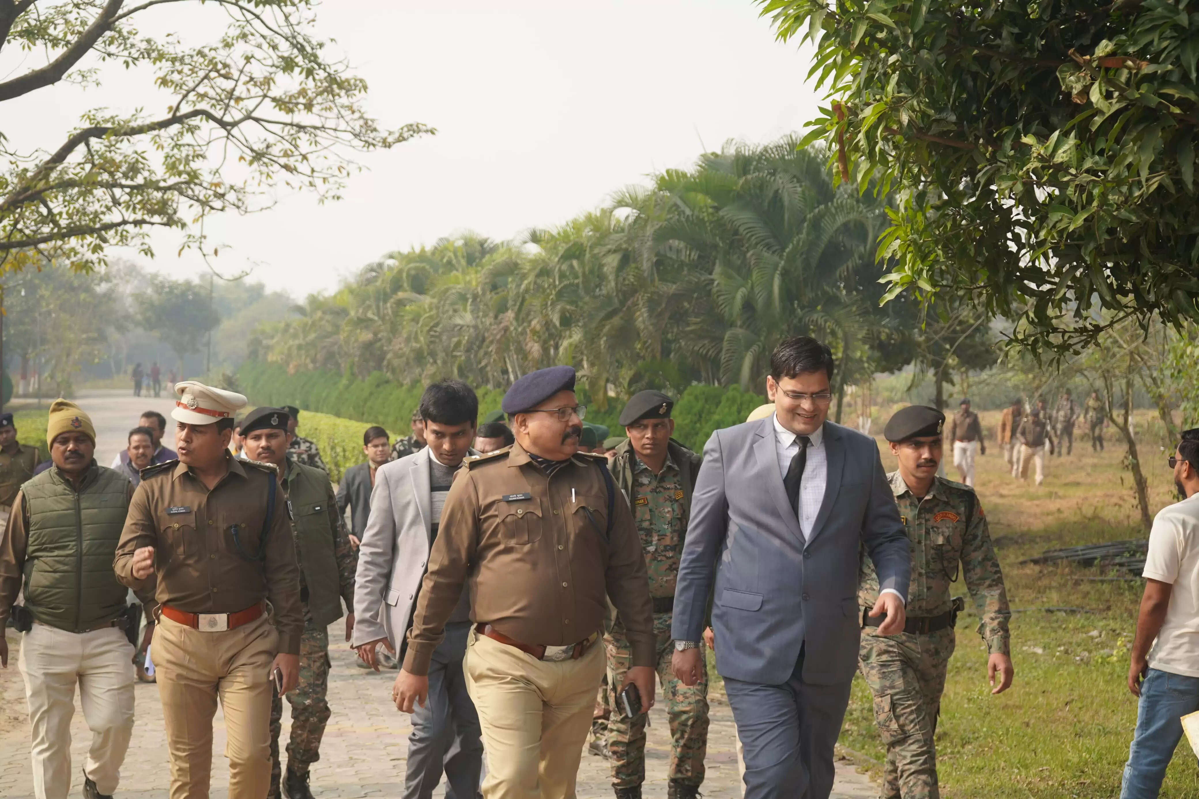 कुसियार गांव जैव विविधता उद्यान का डीएम एसपी ने अधिकारियों के साथ लिया जायजा