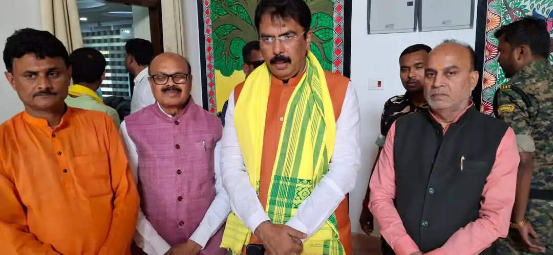 मंत्री संजय सरावगी पहुंचे अररिया,सर्किट हाउस में कार्यकर्ताओं ने किया स्वागत