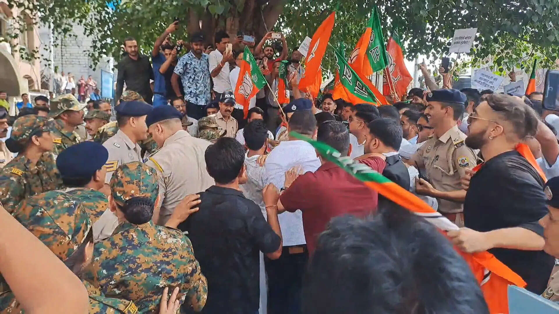 भाजयूमो आक्रोश रैली : भाजपा युवा मोर्चा ने मुख्यमंत्री का फूंका पुतला, पुलिस से हुई छीना झपटी