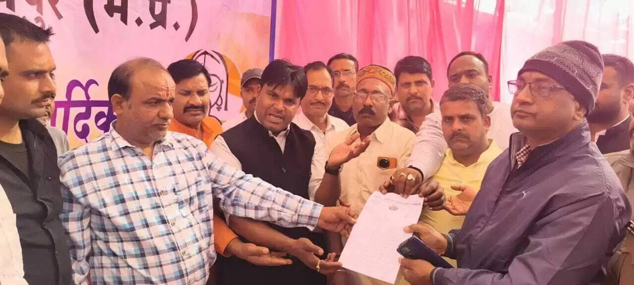 अनूपपुर: हाईवे पर वाहनों को खड़ा कर ट्रक ओनर्स एसोसिएशन ने शुरू की हड़ताल