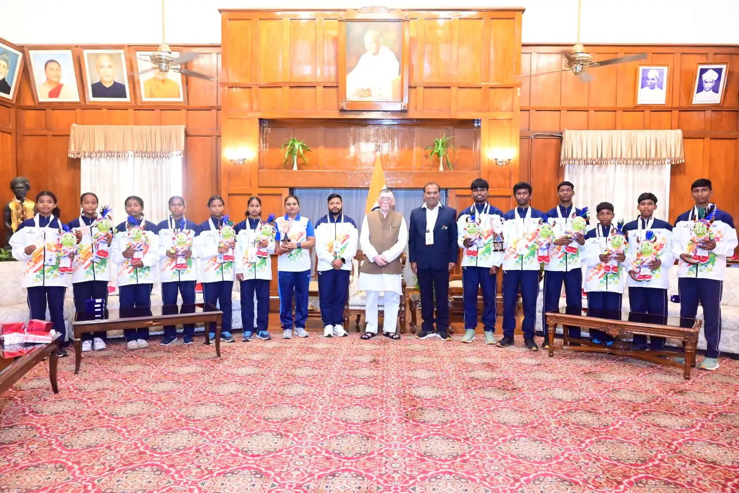 राज्यपाल से प्रथम खेलो इंडिया जनजातीय खेल में भाग लेने वाले खिलाड़ियों ने की मुलाकात