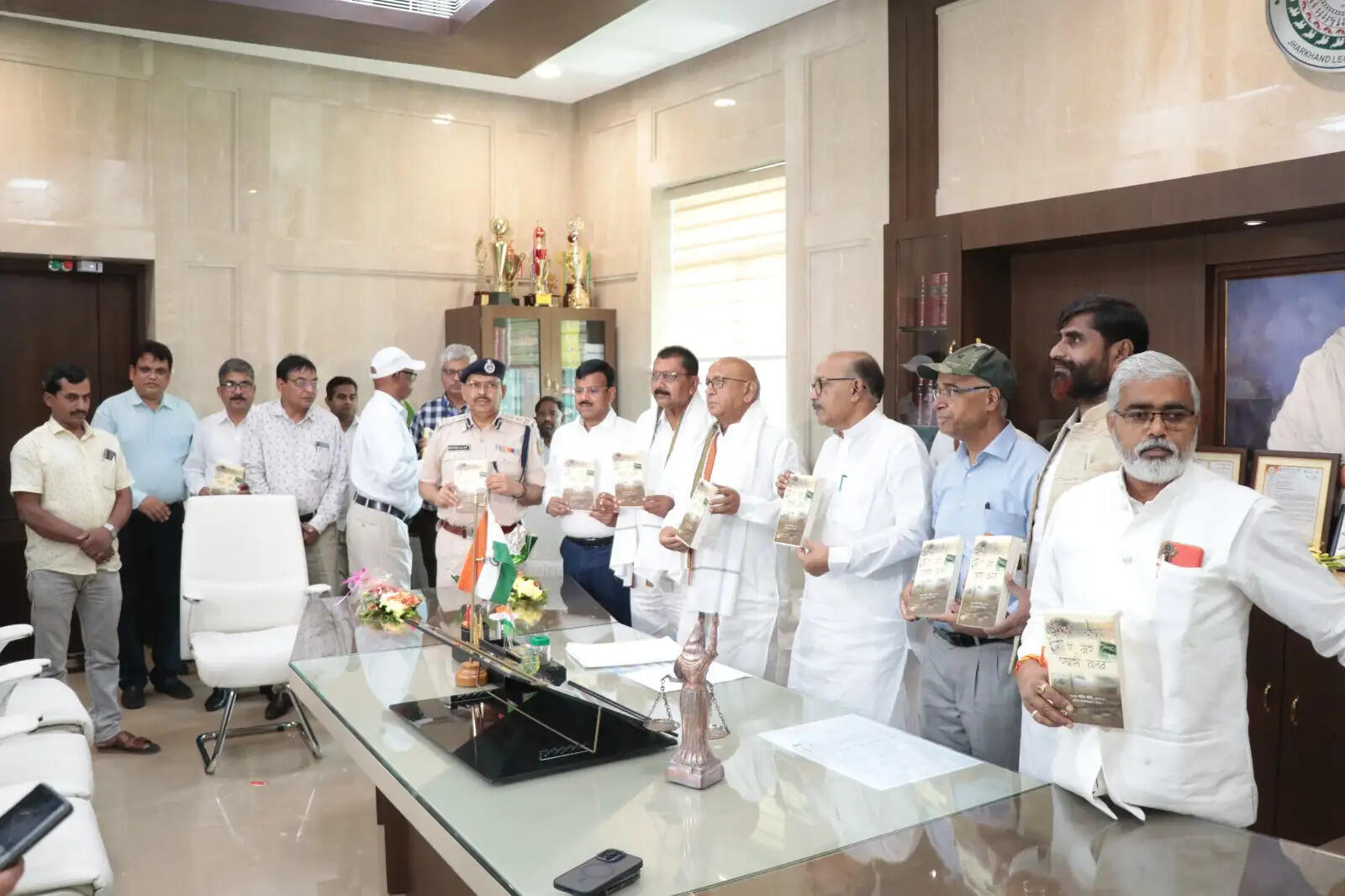 स्पीकर ने किया पुस्तक ऐ मेरे प्यासे वतन का लोकार्पण