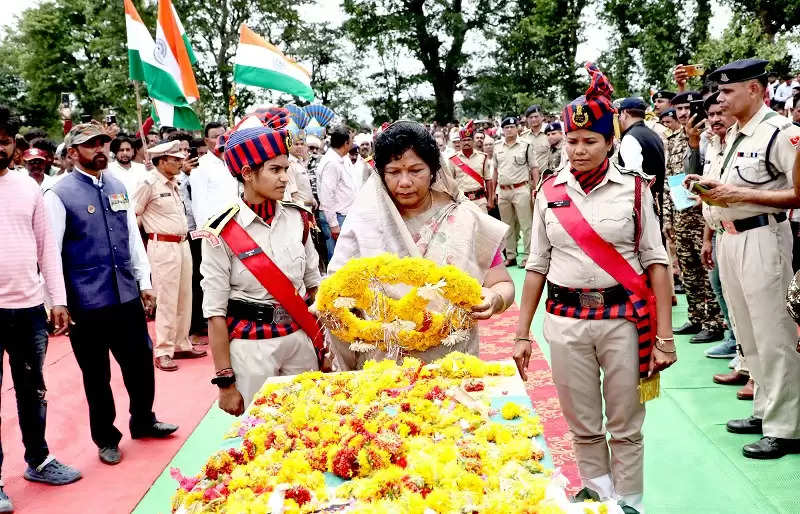 मप्रः बलिदानी कबीर उईके को राजकीय सम्मान के साथ दी गई अंतिम विदाई